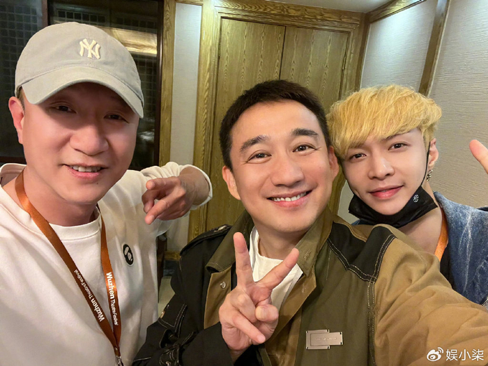 戏剧节黄磊成忙人,与王一博聚餐,为彭昱畅庆生,同男人帮私下聚