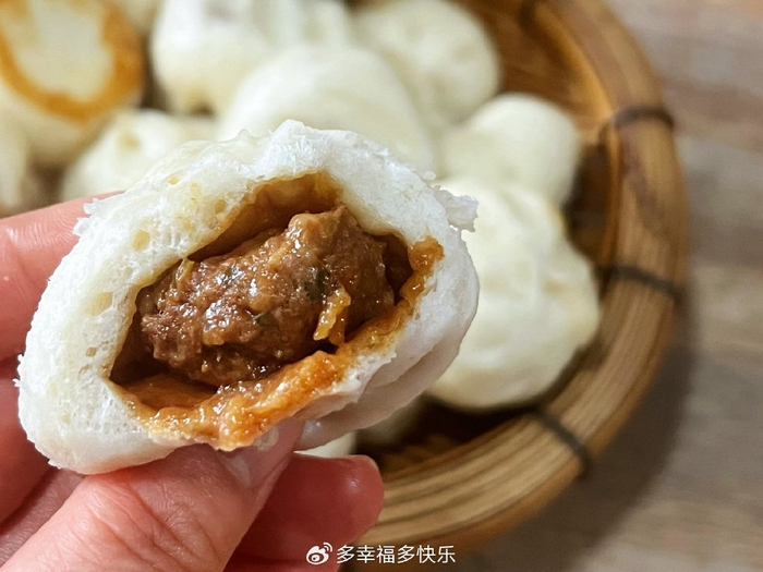 生熟混合,酱香味浓,一口气吃了七个|小笼包|肉馅|包子_新浪新闻