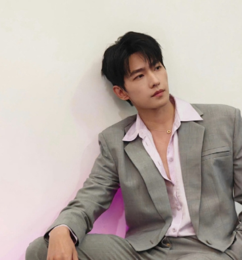 杨洋最新状态曝光,暴瘦10斤瘦成纸片人,这是怎么了?