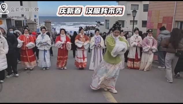 果然視頻國潮來襲威海火炬八街上演漢服秀