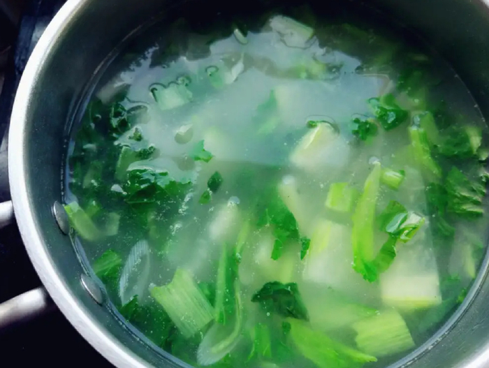 当老人“瞎勤快”给孩子准备7种汤汁做辅食时,妈妈要尽快阻止