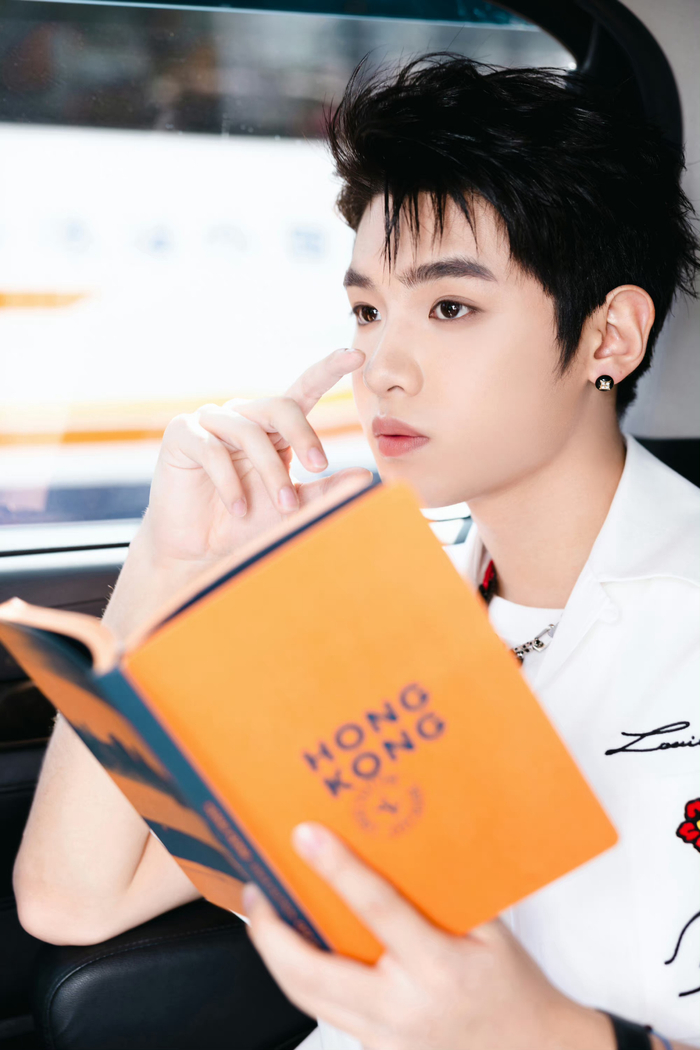 黄明昊 justin 今晚出席lv香港大秀的造型图集～ 白色系穿搭清爽帅气!