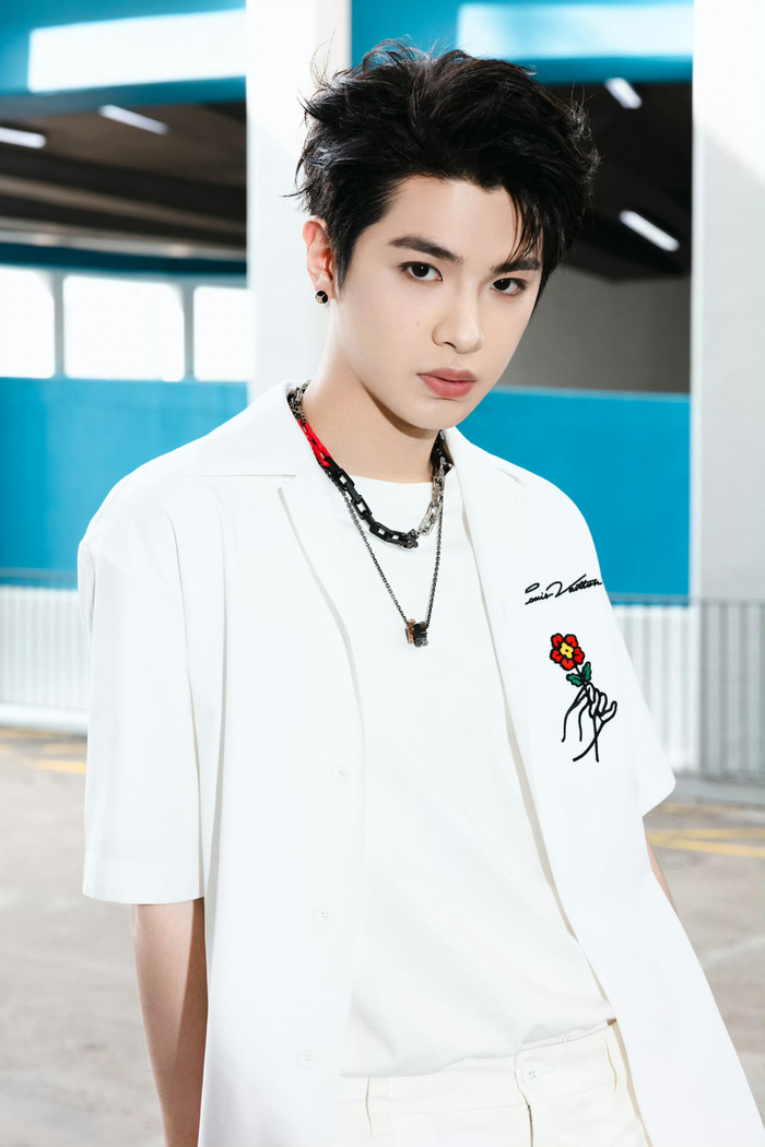 黄明昊 justin 今晚出席lv香港大秀的造型图集～ 白色系穿搭清爽帅气!