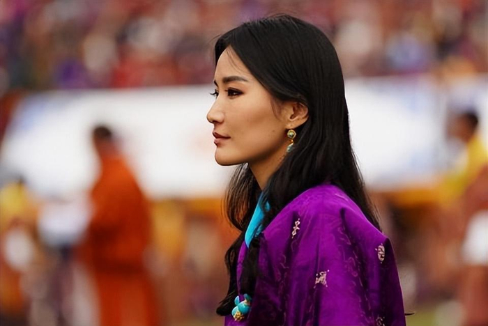 不丹王室闪耀亮相国庆!不丹王后穿紫色传统服饰好嫩,公主好惊艳