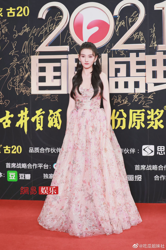 来看看宋祖儿今天《国剧盛典》的红毯生图