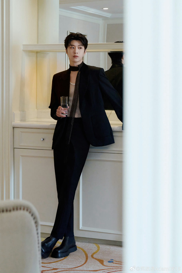 范丞丞黑色西装黑领带白色透视内搭造型