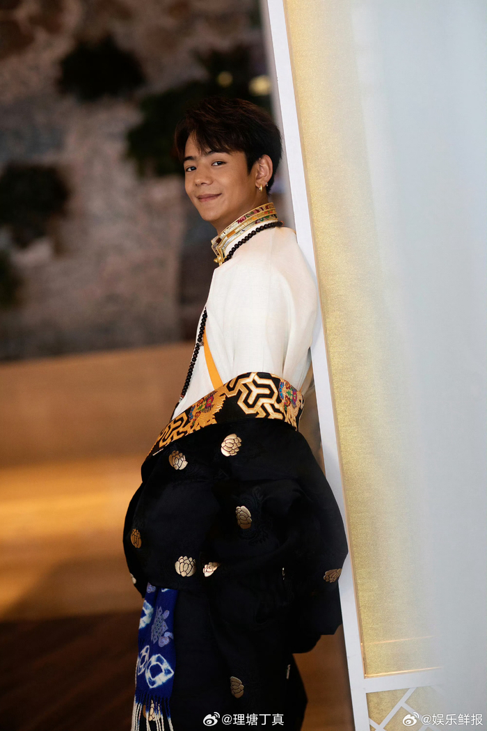 丁真微博文化之夜造型,笑起来还是一脸纯真可爱啊|可爱|微博|造型