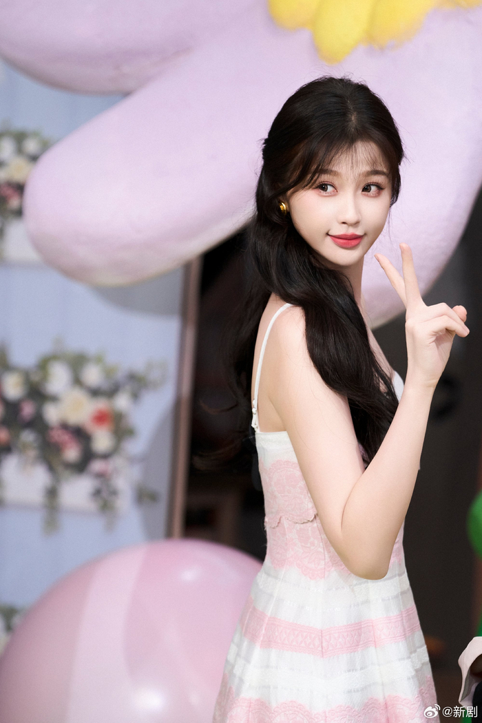 虞书欣hi6元气春日造型图来啦,粉粉的是初恋的感觉,一会儿见啦