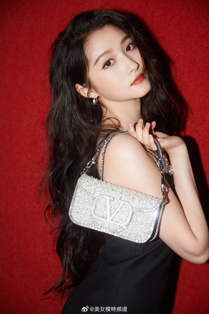 关晓彤黑色吊带短裙冷艳酷女孩