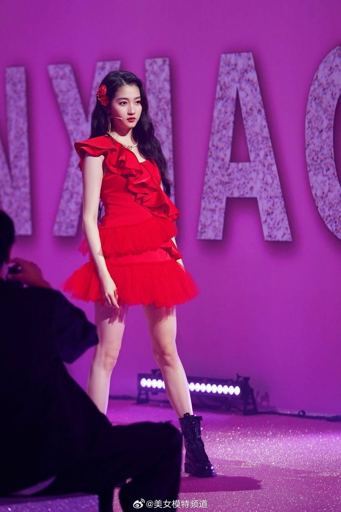 关晓彤黑色吊带短裙冷艳酷女孩