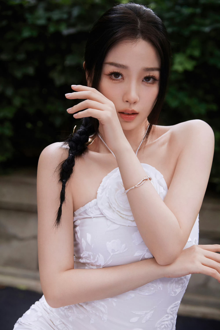 今日虞书欣esther一身抹胸纯白修身裙现身长春电影节