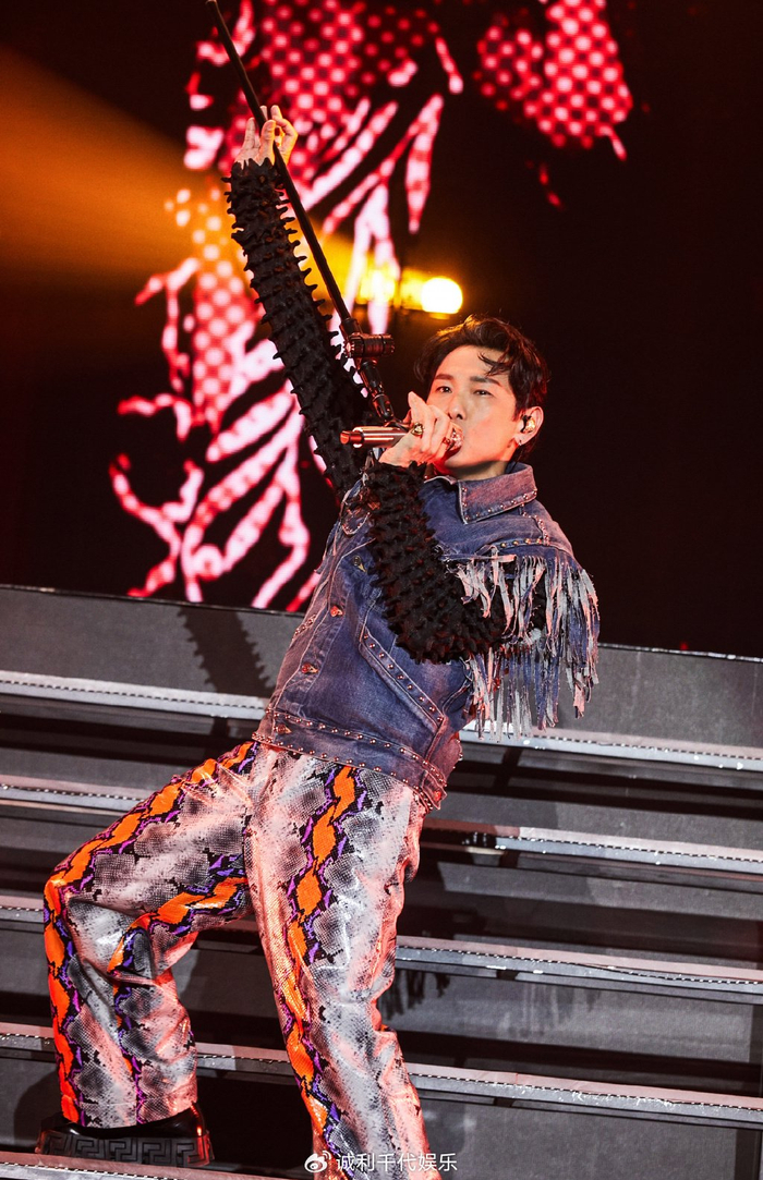 杜德伟起来演唱会澳门站打响一秒脱掉大秀好身材