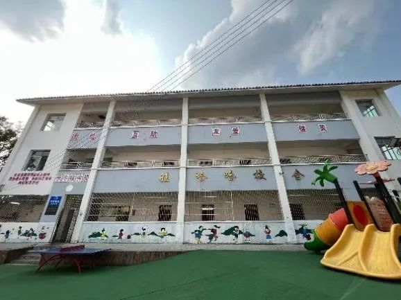 投入使用的娃哈哈校舍前往项目区探访的志愿者2013年,宗庆后凭借他多