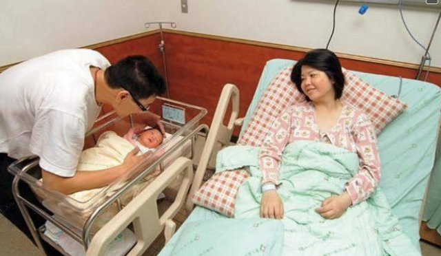这才是女人刚生完娃后真实的样子,看看产后20天的肚子,真让人疼