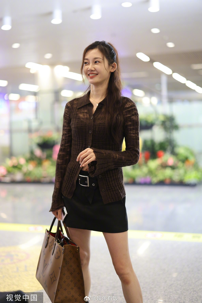 29日苗苗现身上海虹桥机场出发前往长沙参加浪姐