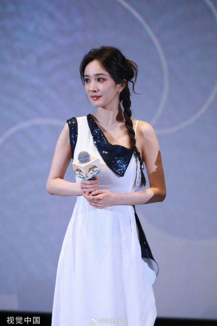 杨幂 最新活动生图,单边麻花辫 斜露肩白裙造型甜美温柔,来看看幂幂