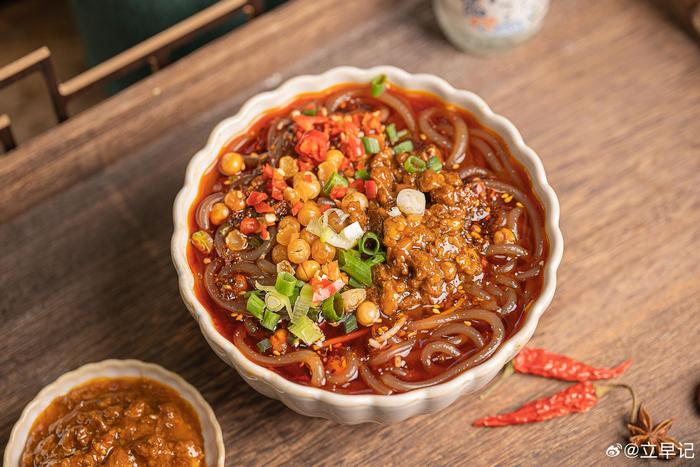 用一碗酸辣粉来结束忙碌的一周吧,立早记的酸辣粉,区别与其他酸辣粉的