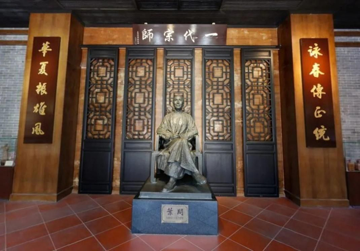 殊不知李小龙和他师承的咏春宗师叶问,都是祖籍佛山.