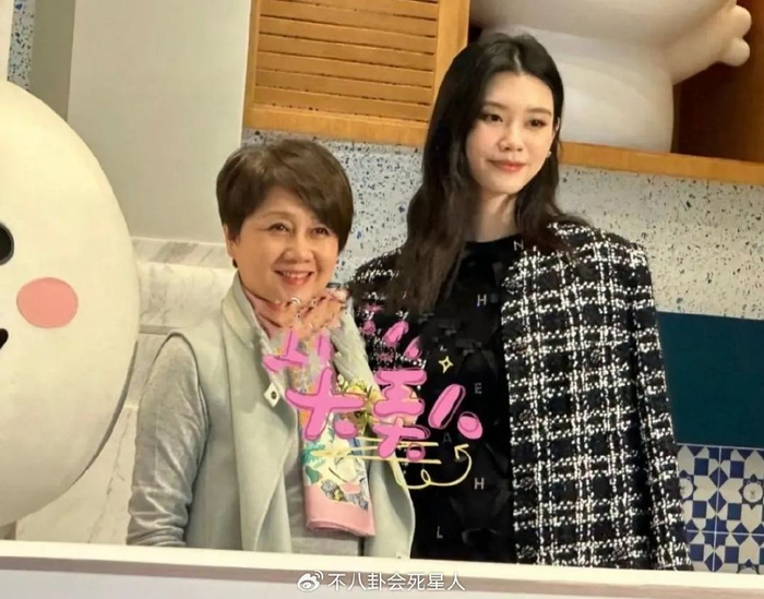 嫁豪门4年,奚梦瑶终于在大合照站婆婆身边,她比郭碧婷清醒太多|奚梦瑶