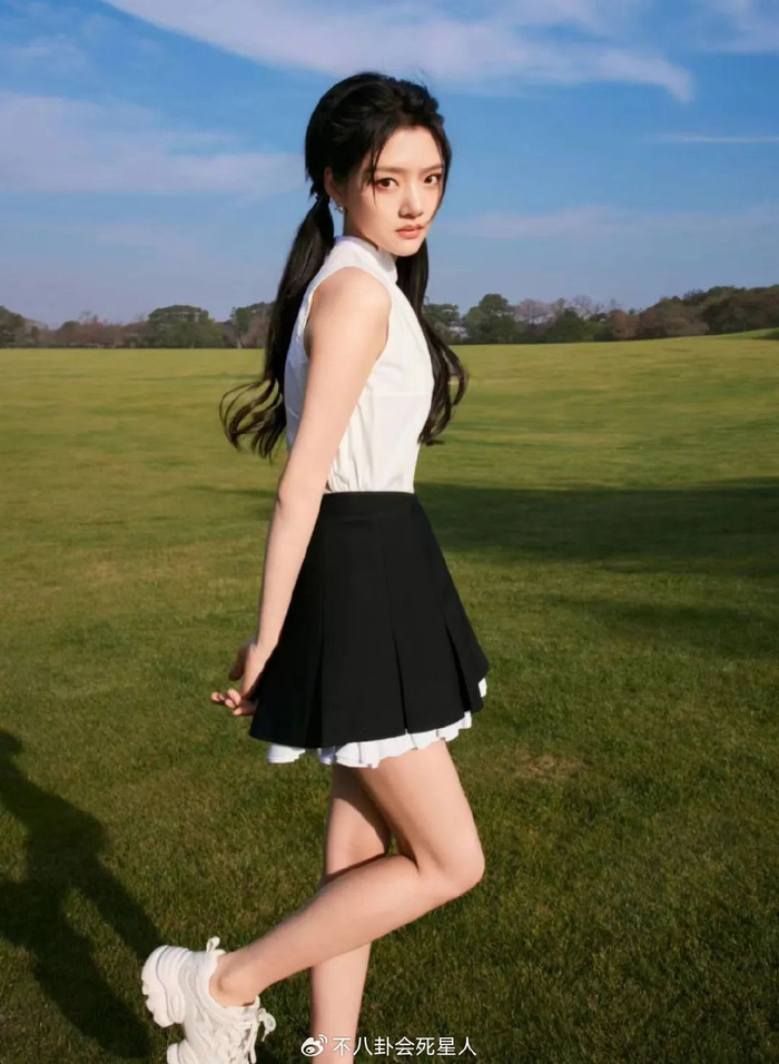 任敏的颜值一直争议很大,从她的精修图来看,眼睛大下