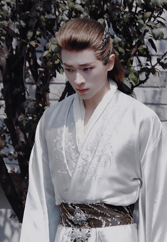 丞磊大梦归离高清饭拍图好好看的造型好适合他