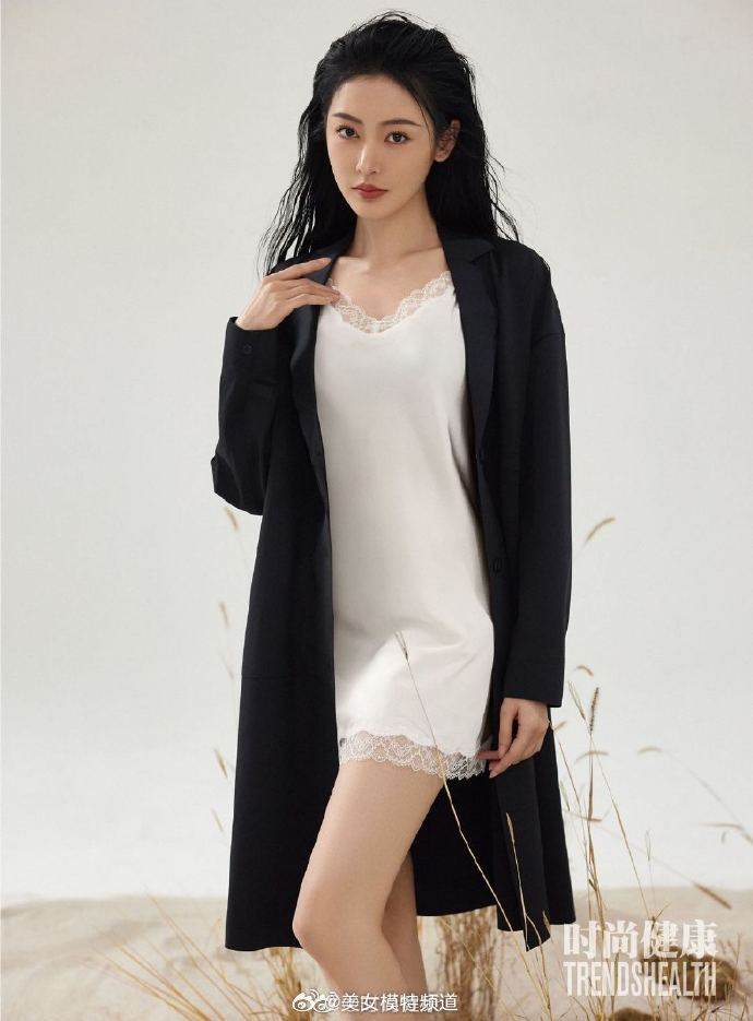 张天爱穿灰色纱裙秀香肩美背 侧脸精致手臂纤细尽显好身材