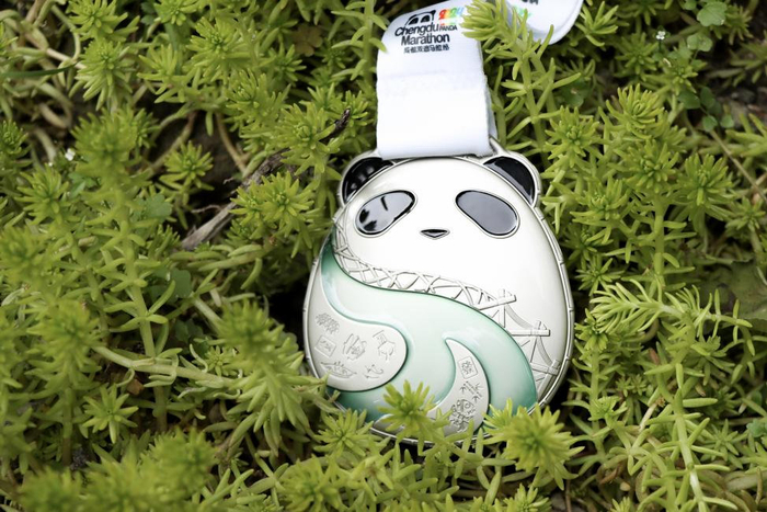 太可爱了双遗马拉松熊猫奖牌亮相