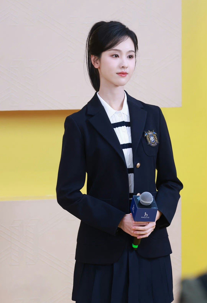 陈都灵脸真的好小啊这一身学院装好像看到了大学时期的姐姐