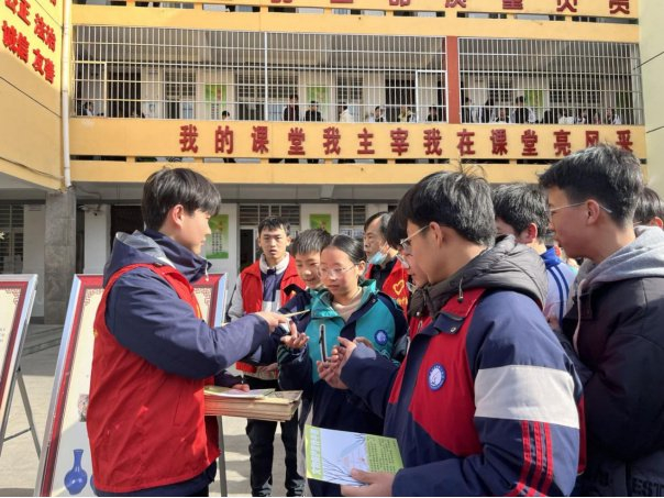 本次活动在校园内设置了文物展板区,唐河县博物馆的志愿者讲解员向