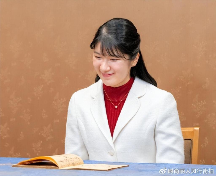 日本爱子公主22岁生日照出炉!变美好多惊艳了,红裙白西装很贵气