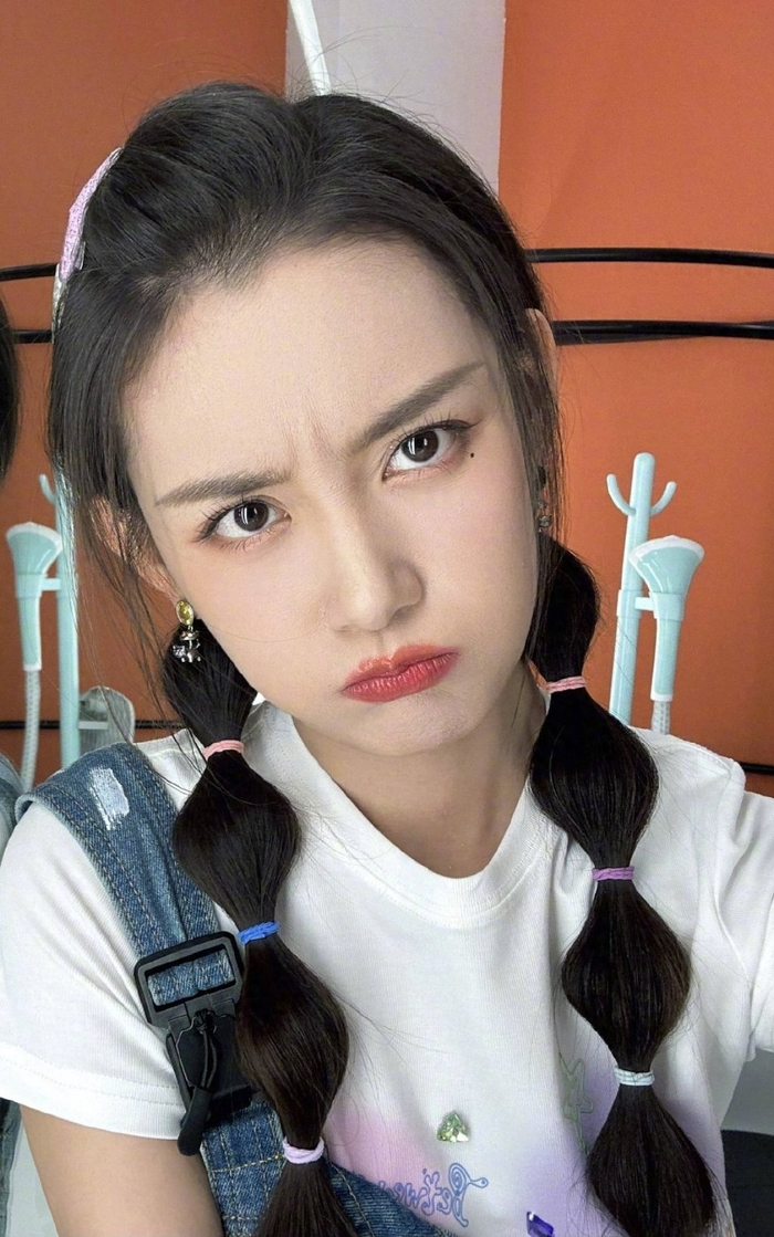 蒋依依的收入属于个人参加演出的片酬和商务广告,在蒋依依把这些个人