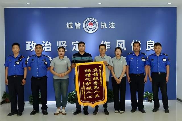 5月14日上午,木春幼儿园给西安浐灞国际港城管局送来一面锦旗,向执法