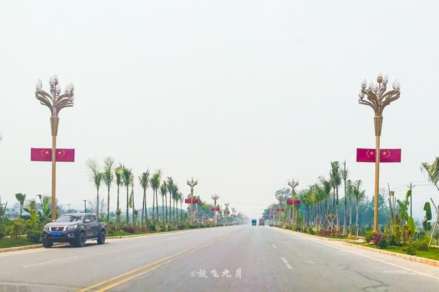 云南西双版纳这个口岸,河对面就是缅甸大金塔,和孔雀拍照免费