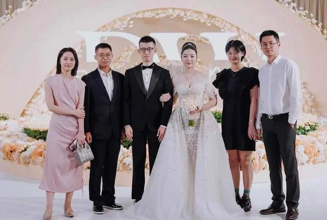 福建豪门大联姻!特步公主嫁七匹狼王子,盛达机械拿500万做慈善