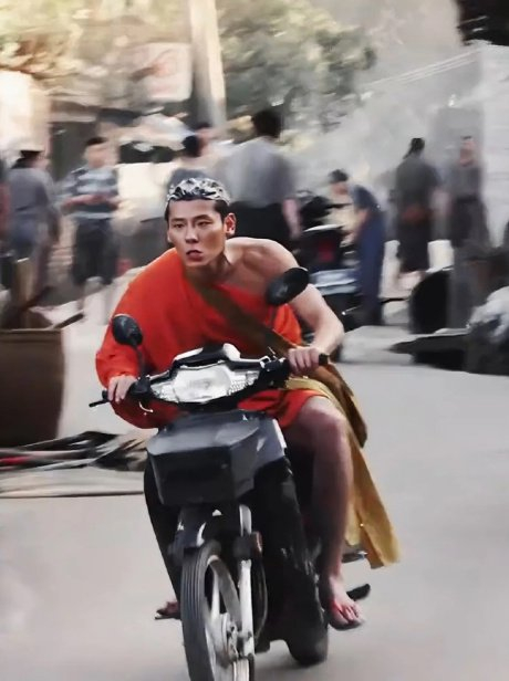 下线的“条狗”王安全和上桌的“演员”蒋奇明|我的阿勒泰|表演|助听器|导演|舞台_新浪新闻