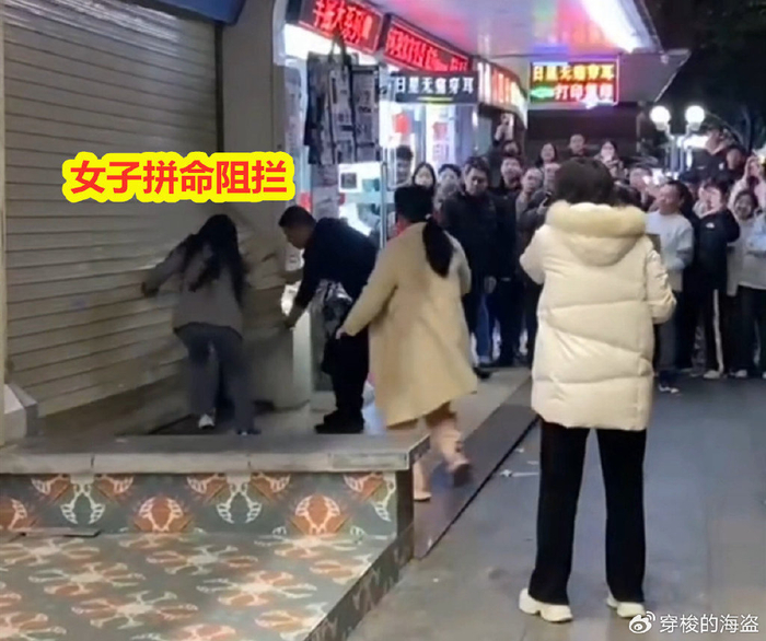女子店内"偷吃"被抓包,丈夫气得手撕卷帘门,女子拦门口不给进|卷帘门