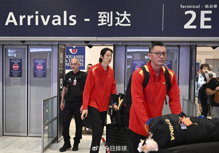 新华社组照:7月20日,中国女排队员抵达巴黎戴高乐机场