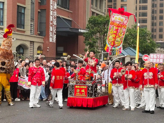 在市民广场舞台区,潮汕泥沟英歌舞,调顺网龙,人龙舞,文车醒狮高桩采青