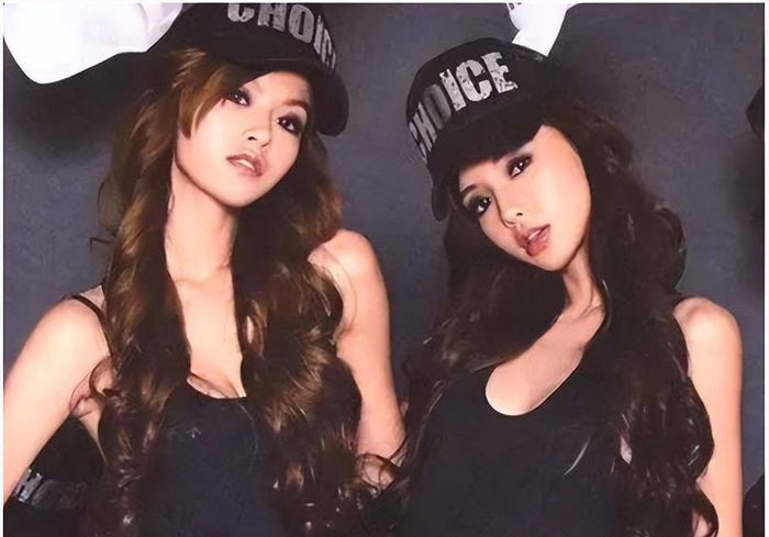 2/ 4文咏珊和朱一龙一起带着作品走红毯,前者曾是baby的昔日队友,广场