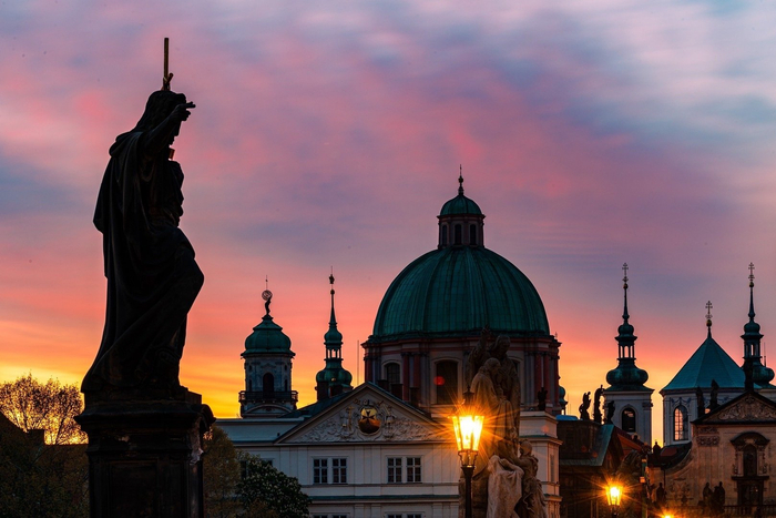 摄影团队顺利到达布鲁塞尔,下午搭程海航飞机,明天早上到达北京__财经