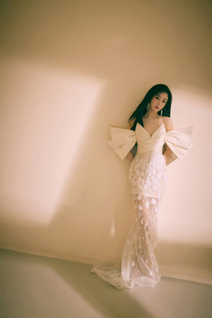 家人们,这组美照我是真喜欢!@杨紫 这朵花怎么还带蛊人的啊!