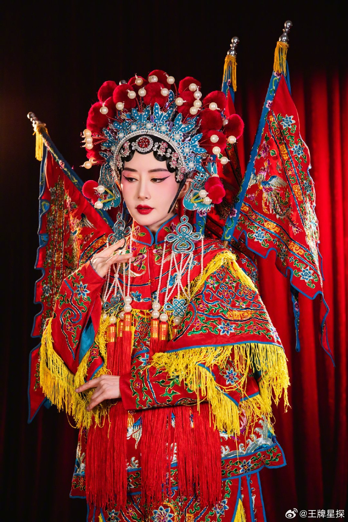 舒畅也太多才多艺了,戏曲妆也不在话下,果然人美怎么妆扮都好看!