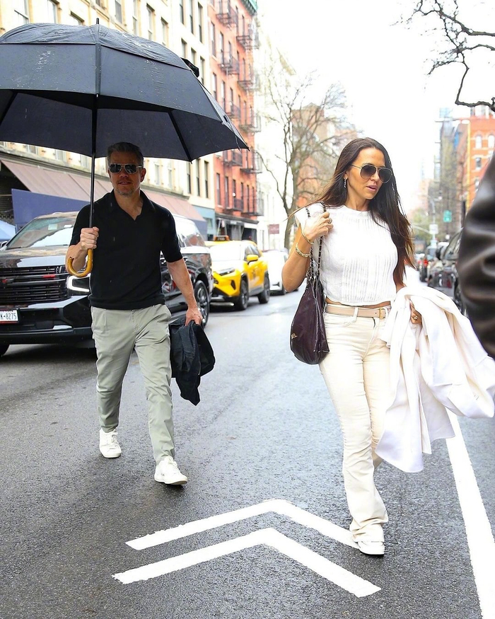 马特达蒙和妻子露西安娜巴罗佐一起在纽约午餐的街拍
