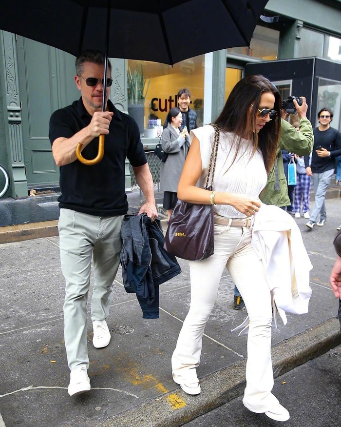 马特达蒙和妻子露西安娜巴罗佐一起在纽约午餐的街拍