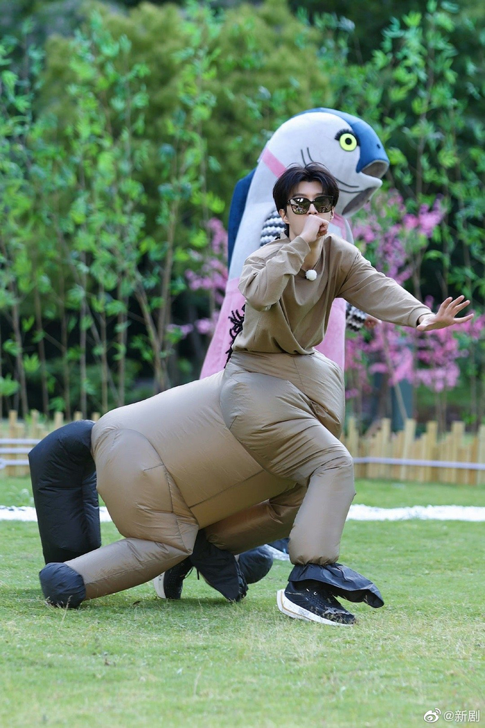 范丞丞奔跑吧cos战马剧照戴着墨镜的战马即将上线