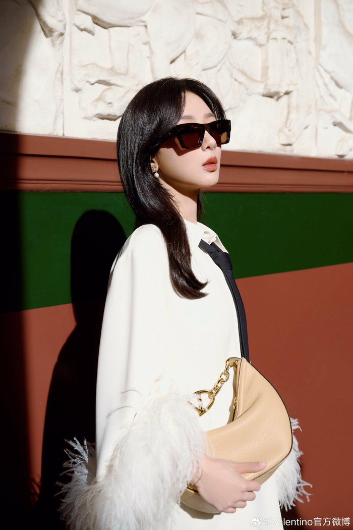 杨紫巴黎时装周秀场新图气场强大状态真好