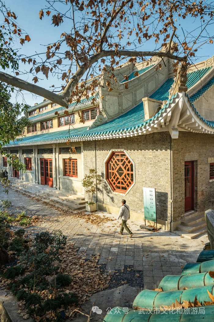 要逛武大,樱花城堡「老斋舍」是必打卡的一站,但很少有游客会发现,在
