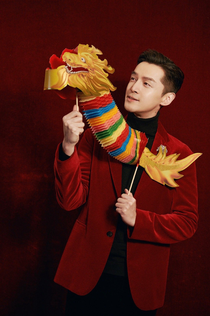 胡歌春晚造型红丝绒西装一哥依旧帅气