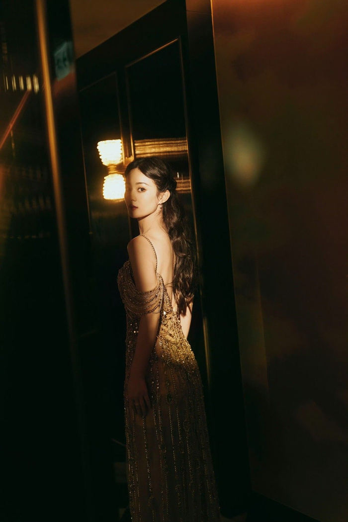 赵丽颖吊带鎏金裙造型大片高贵优雅的赵老师
