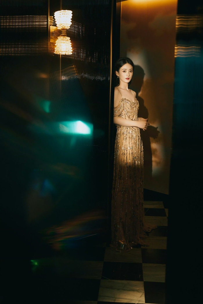 赵丽颖吊带鎏金裙造型大片高贵优雅的赵老师